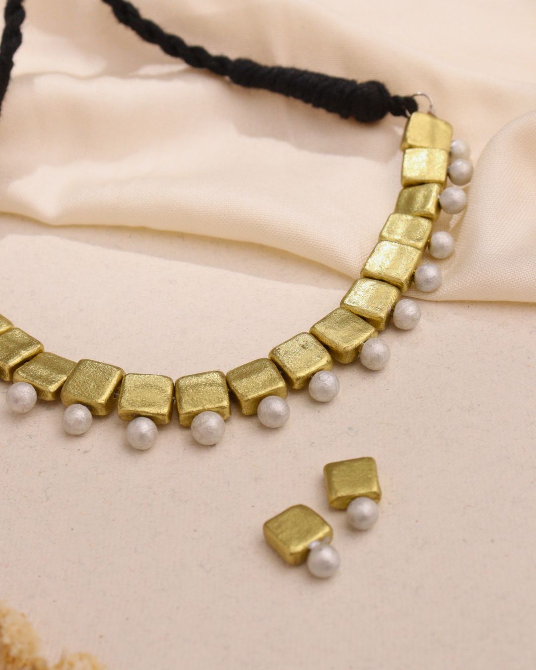 Traditional-Short-choker
