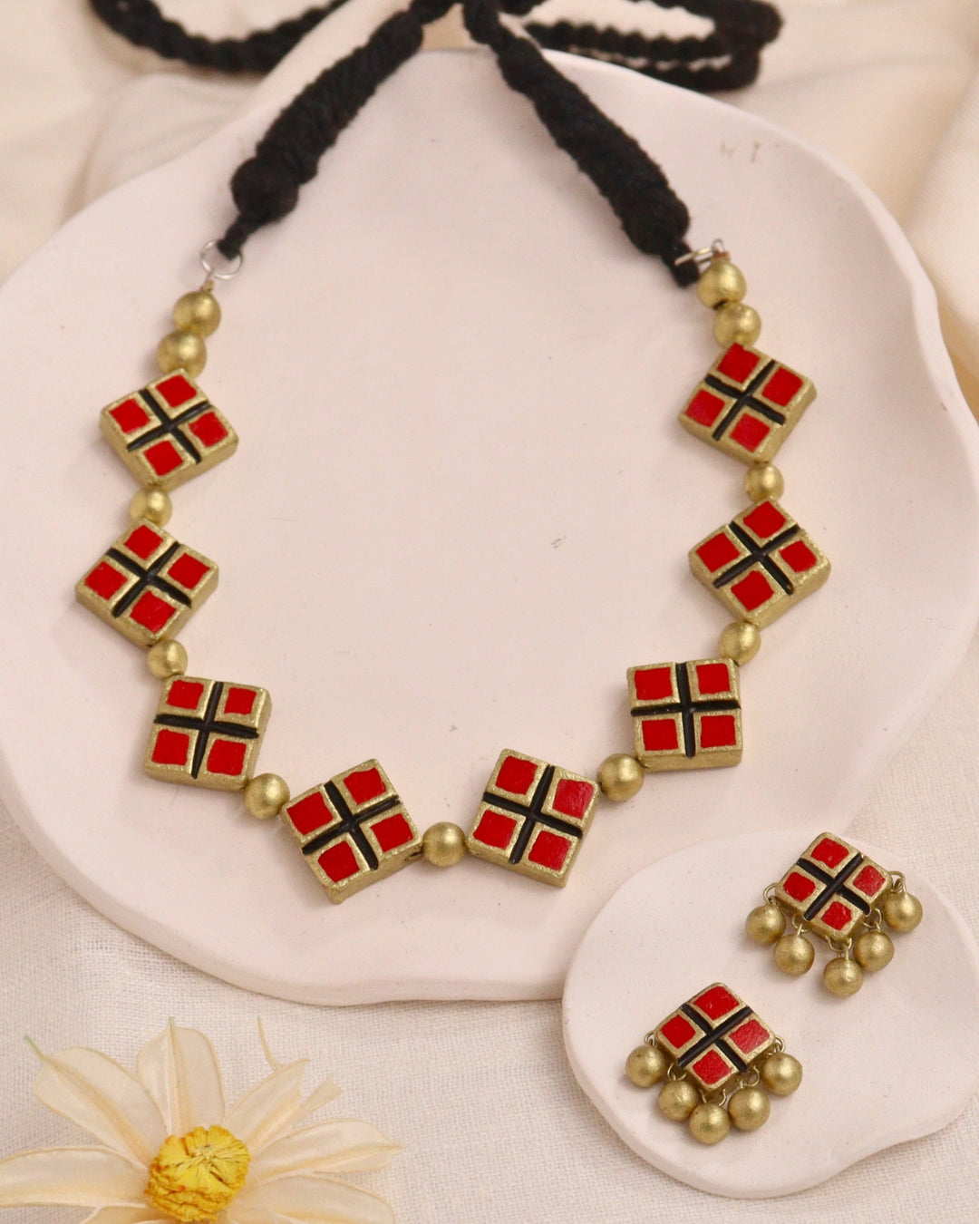 Minimal-Gold-And-Red-short-Statement-Necklace