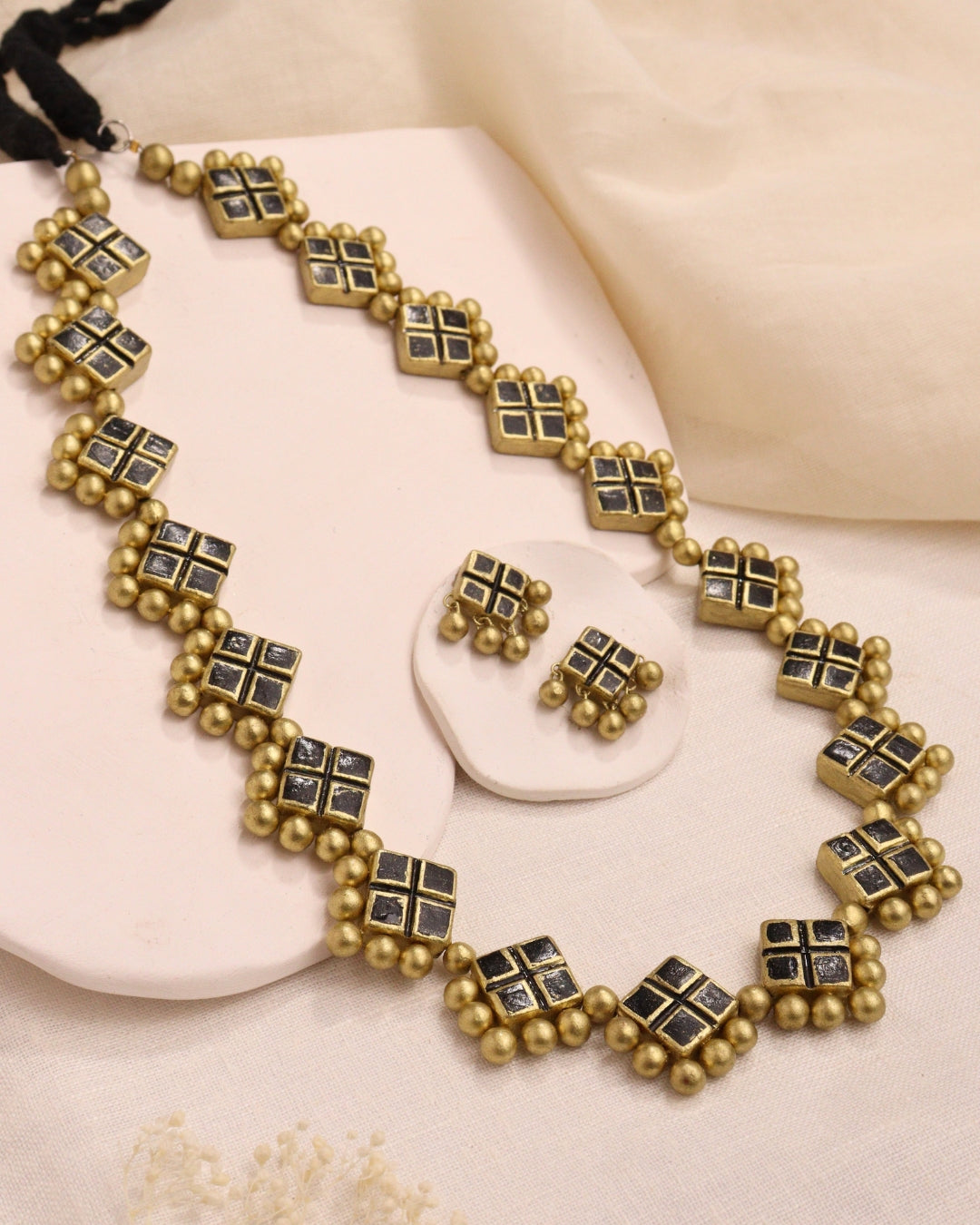 Gold-Necklace-Set-For-Friends-Wedding