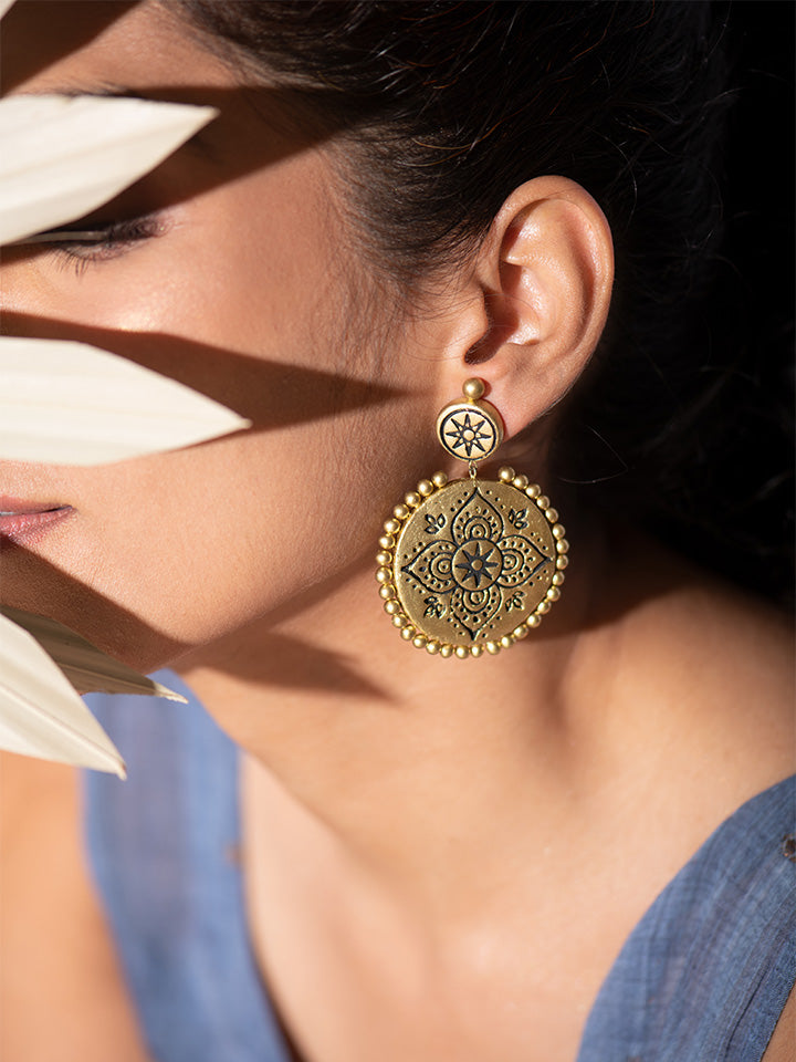 Traditional-Gold-And-Black-Chandbali-For-Mehendi