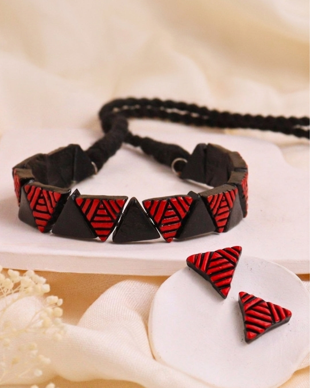 Minimal-Black-And-Green-Short-Statement-Necklace